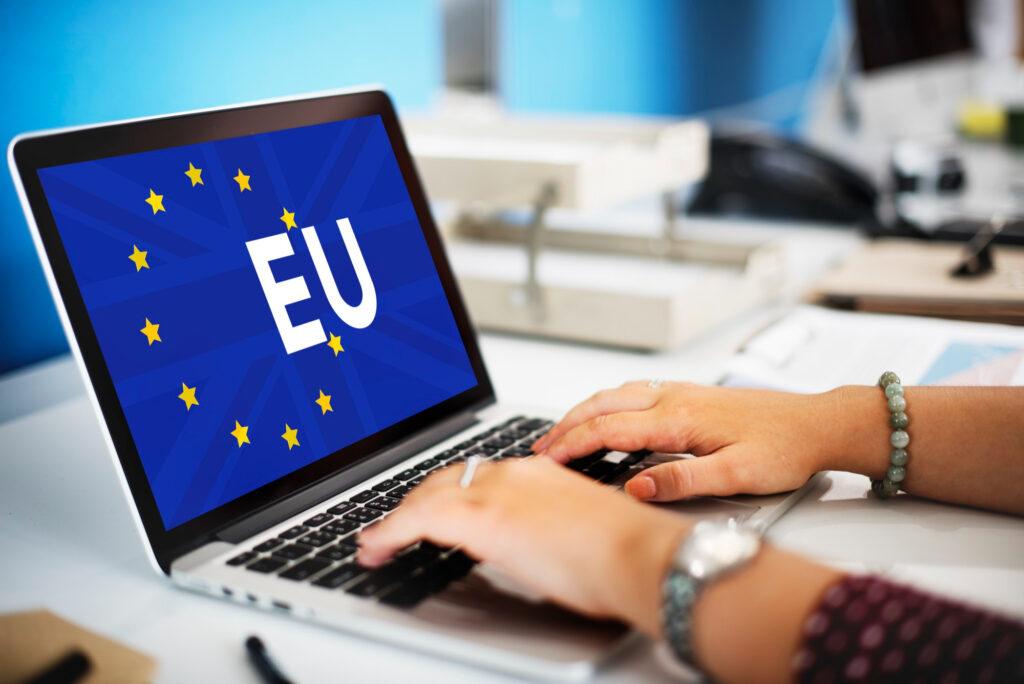 Laptop indicates selling in the EU with Woocommerce IOSS solution